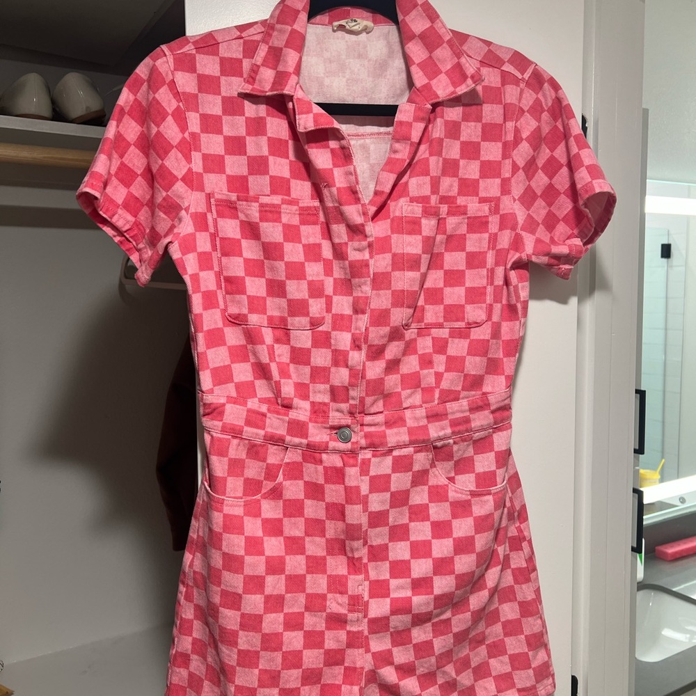 Pink romper with Notched Collar and Short Sleeves